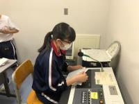 写真：放送にて答える様子4