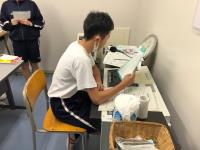 写真：放送にて呼びかける様子3