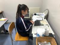 写真：放送にて呼びかける様子1