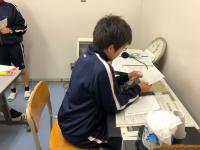 写真：放送にて呼びかける様子2