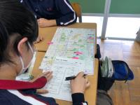 写真：班行動計画表について話し合う様子1