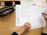 写真：班行動計画表について話し合う様子2