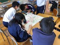 写真：班行動計画表について話し合う様子3