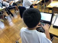 写真：タブレットを使った授業の様子1