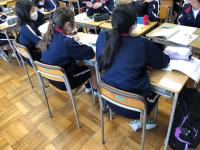 写真：班で意見を交わす様子1