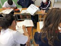 写真：班で意見を交わす様子2