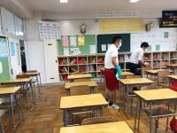 写真：教室内を消毒する様子3