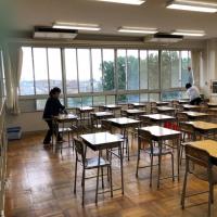 写真：教室内を消毒する様子2