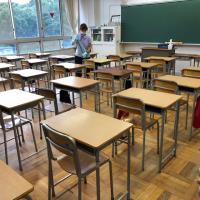 写真：教室内を消毒する様子1