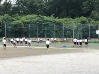 写真：運動場にてスポーツをする様子