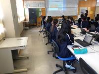 写真：【eライブラリー】を使って授業する様子1