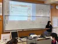 写真：【eライブラリー】を使って授業する様子3