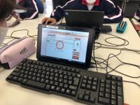 写真：【eライブラリー】を使って授業する様子4