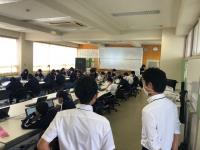 写真：【eライブラリー】を使って授業する様子6