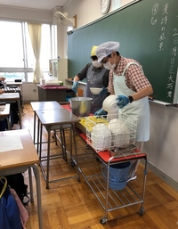 写真：大人による配膳1