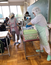 写真：大人による配膳2