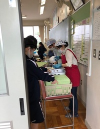 写真：大人による配膳3