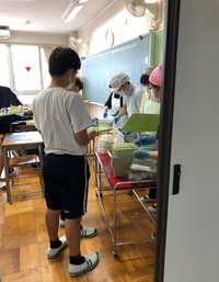 写真：大人による配膳4