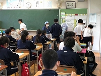 写真：大人による配膳5