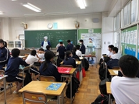 写真：大人による配膳6