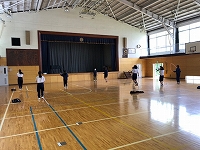 写真：体育館での体育の授業