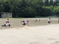 写真：運動場で体育の授業