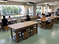 写真：少人数での授業の様子1