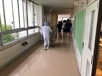 写真：支援物資を運ぶ様子