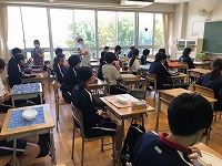 写真：各席に配膳する様子3