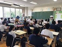 写真：各席に配膳する様子1