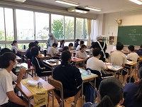 写真：各席に配膳する様子2