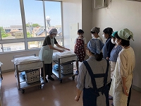 写真：6月16日大人による配膳の様子1