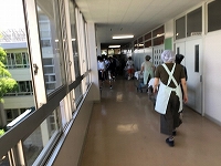 写真：6月16日大人による配膳の様子2