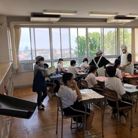 写真：席で配膳を待つ生徒1