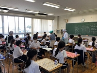 写真：席で配膳を待つ生徒2