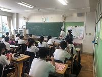 写真：席で配膳を待つ生徒3