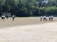 写真：校庭で身体を動かす生徒たち2