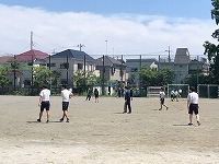 写真：校庭で身体を動かす生徒たち1