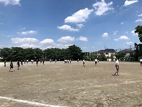 写真：校庭で遊ぶ生徒