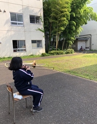 写真：中庭で練習をする吹奏楽部員3