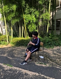 写真：中庭で練習をする吹奏楽部員2