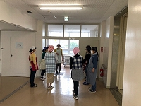 写真：6月19日大人が配膳する様子1