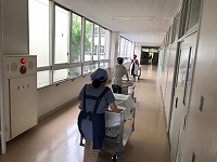 写真：6月19日大人が配膳する様子2