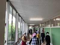 写真：6月19日大人が配膳する様子3