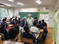 写真：6月19日大人が配膳する様子4