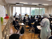 写真：6月19日大人が配膳する様子5