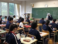 写真：6月19日大人が配膳する様子6