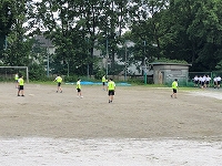 写真：校庭で保健体育1