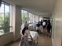 写真：大人が配膳する様子1