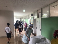 写真：大人が配膳する様子2